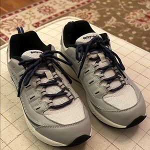 Easy Spirit Women’s Gray Sneakers /Size 6m/
Style “Romy”